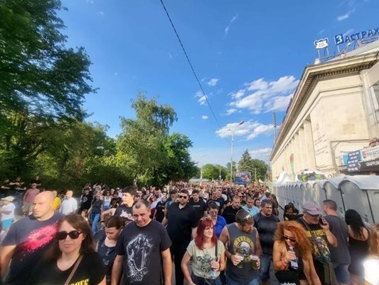 Часове преди концерта на Guns N Roses в София хиляди