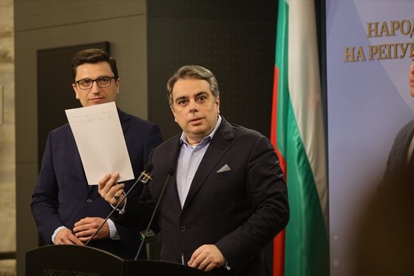 Продължаваме промяната подкрепя общинската си съветничка Благовеста Кенарова спряла доклада