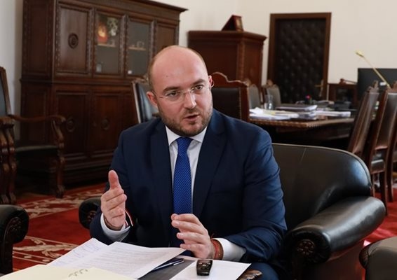 Три години по късно след като три пъти беше предлагано в