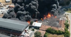 Голям пожар бушува в град Средец до Бургас Гори цех