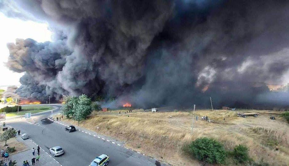 Продължава да бушува пожарът в Средец който тръгна от цех
