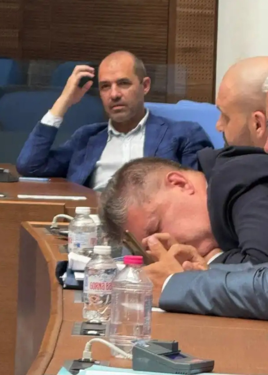 Кадри със съмнително наподобяващ сън на депутат докато се коват