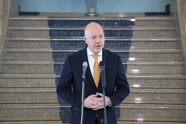 Вече почти един месец правителството чака отговор от президента Румен Радевза