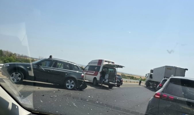 Верижна катастрофа преди Карнобат блокира тотално магистрала Тракия в посока