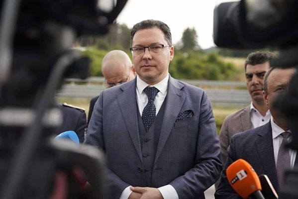 Над 180 души работят в района на пожара над село