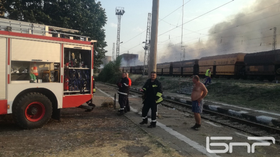Продължава гасенето на балите със слама които пламнаха преди три