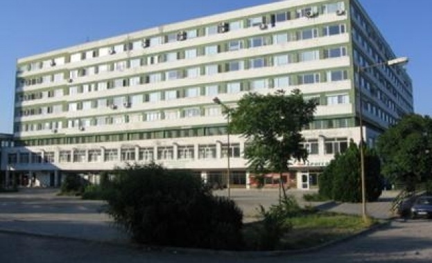 Лекари продължават да се борят за живота на 2-годишното дете, паднало от втория етаж на болница