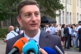 Заместник кметът по финансите и здравеопазването Иван Василев съобщи че подава