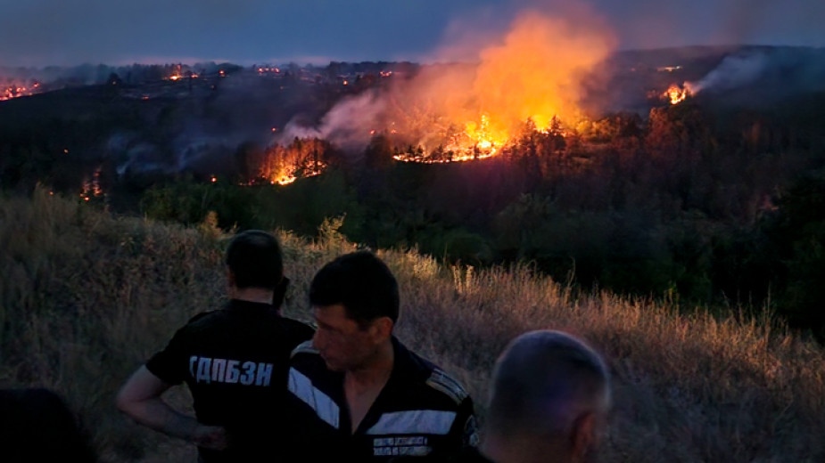 През цялата нощ аварийни екипи дежуриха за да не допуснат