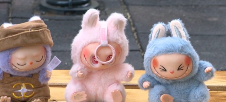 Фигурките Labubu на китайската компания Pop Mart се превърнаха в истински хит в последните месеци