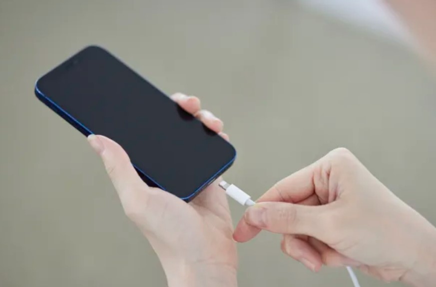 Ако телефонът ви се зарежда необичайно бавно особено когато използвате