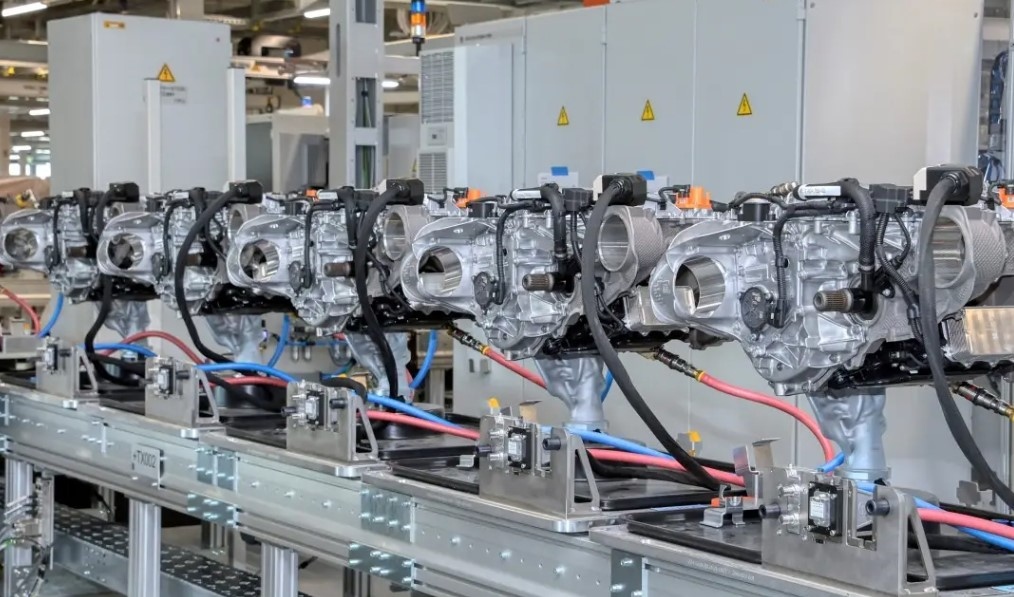 В решаващ момент за своята стратегия за електрификация BMW официално