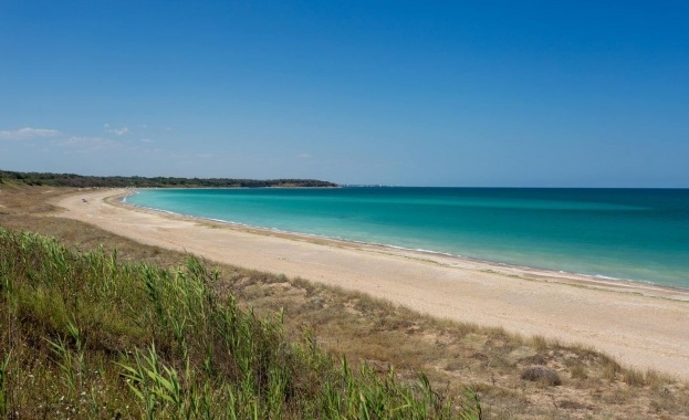Туристи масово паркират колите си върху дюните на плажа в