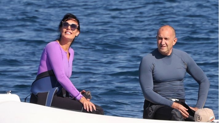 Президентът Румен Радев се гмурна в морето край Созопол при