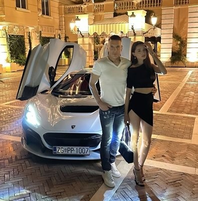 Новата светска двойка позира до електромобил Rimac Nevera с базова цена от 2