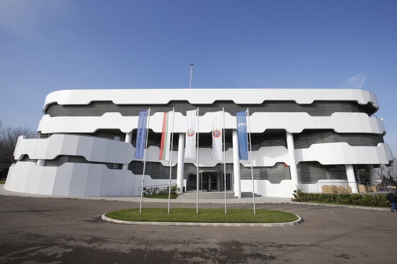 От Българския футболен съюз обявиха че над 20 000 са