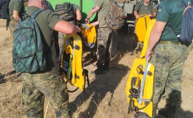 Военнослужещи от Сухопътните войски и от Военновъздушните сили днес 11