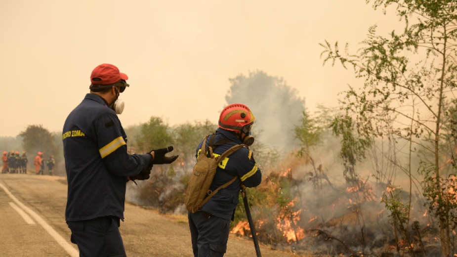 Заради разрастване на пожарите в Гърция евакуират туристи и жители
