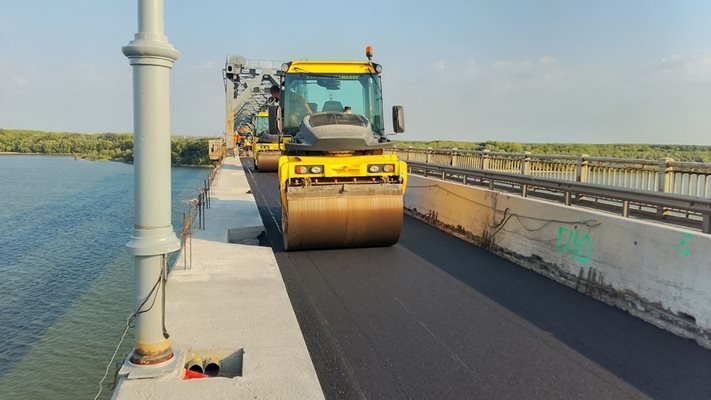 Асфалтира се затвореният за основен ремонт участък с дължина 320