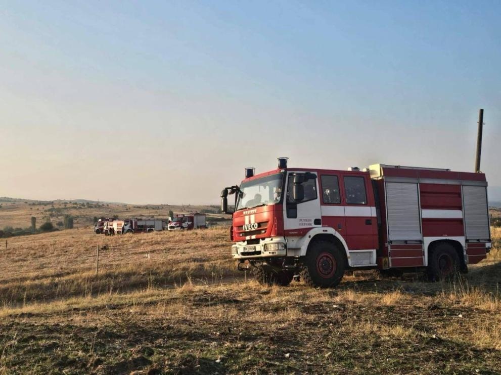 На дежурство са над 600 пожарни автомобила и още десетки