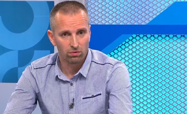 В сряда стана ясно че полицията издирва трима от групата