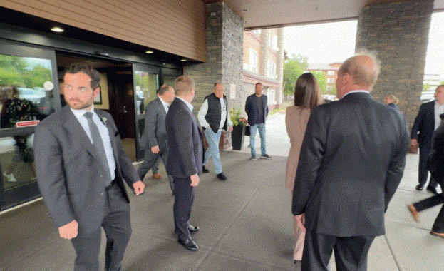 Руският външен министър Сергей Лавров пристигна в Аляска облечен в