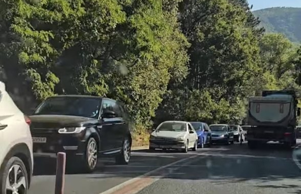 Цялото Кресненско дефиле отново е блокирано от дълги колони автомобили