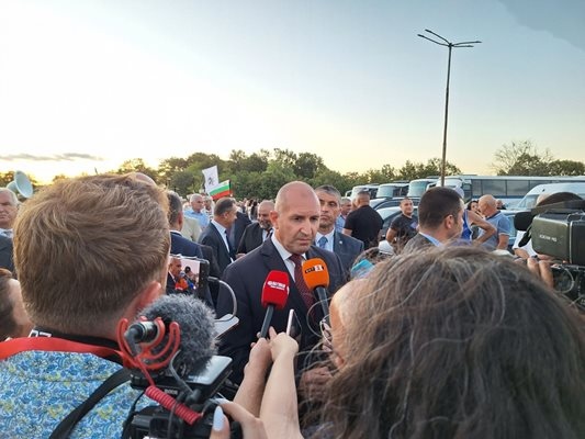 За да прикрия своята безпомощност в овладяването на инфлацията на