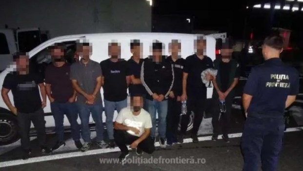 Десет нелегални мигранти са били открити в минибус с българска