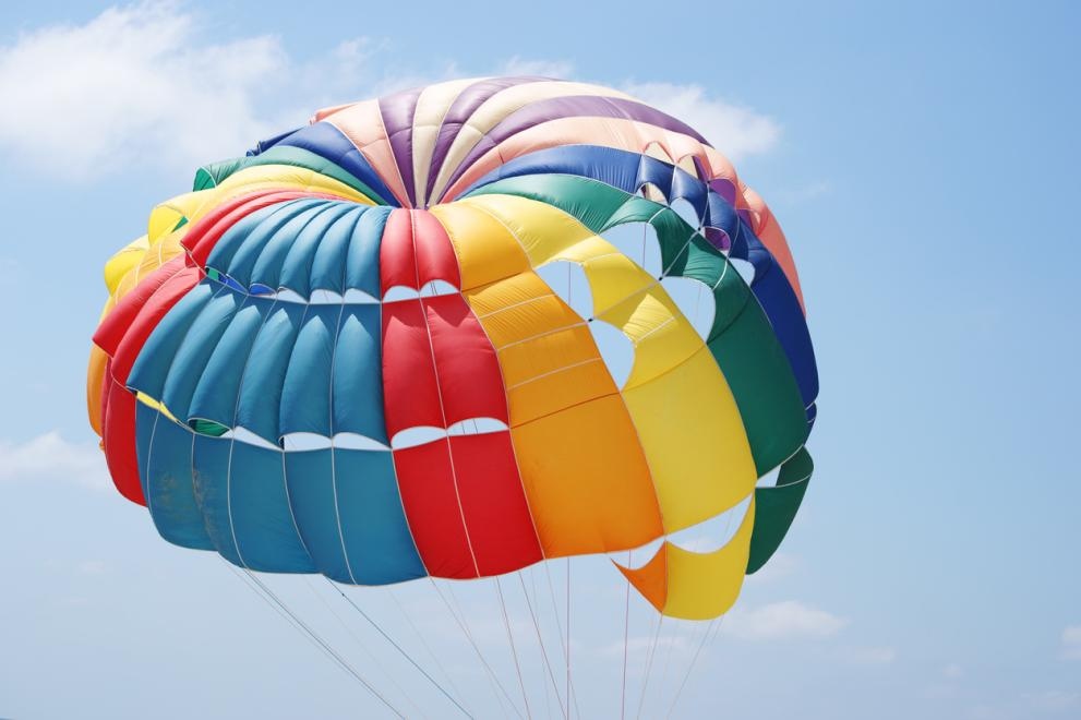 11 годишно дете е загинало след падане при полет с парашут