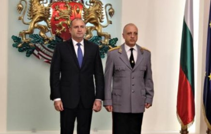 Президентът Румен Радев издаде указ за преназначаването на генерал майор Емил