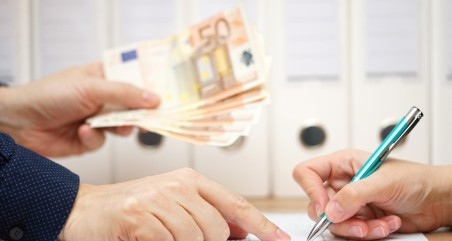 Все повече млади хора в България се поддават на лесния достъп