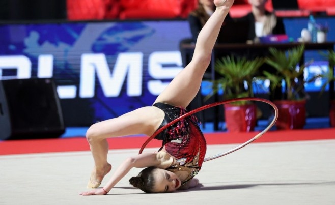 Стилияна Николова се класира за финалите на обръч и на