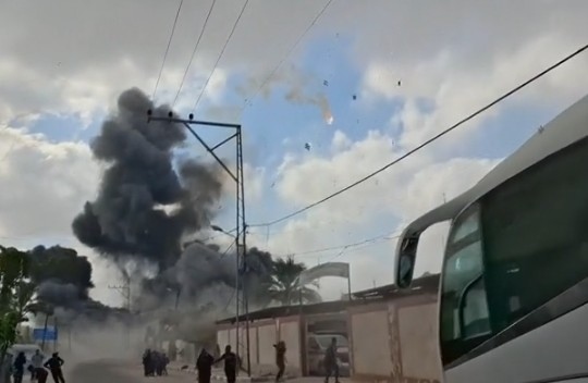 Палестинци бягат от части на град Газа след като израелската