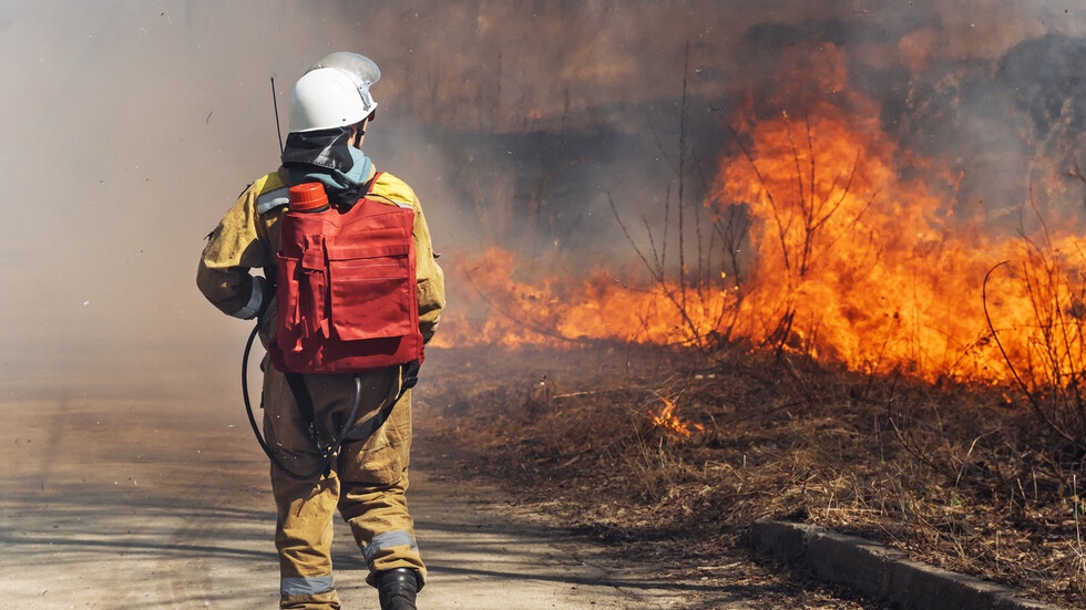Голям пожар е избухнал над град Сливница днес съобщи БНТ