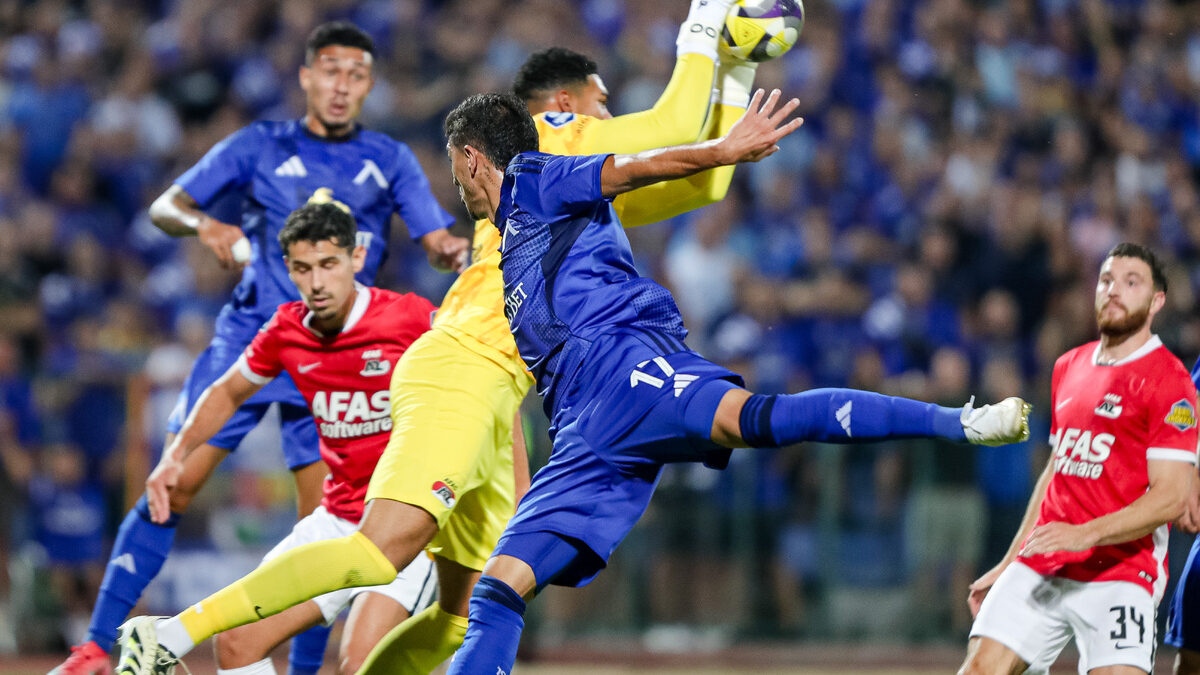 Левски загуби като домакин с 0 2 от нидерландския АЗ Алкмаар