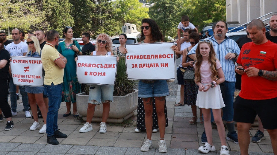 Пред съдебните палати в Бургас Пловдив и София се провеждат