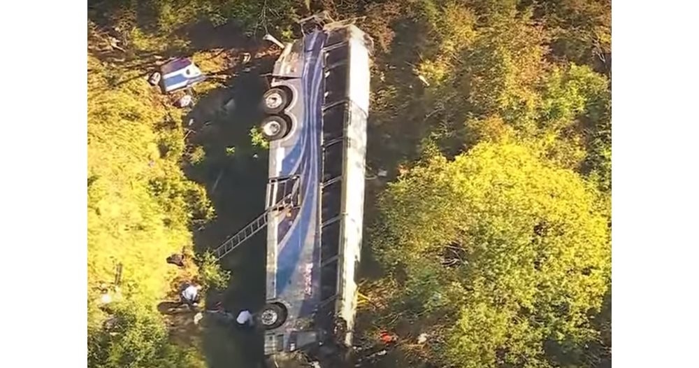 Пет души загинаха след като автобус превозващ туристи след екскурзия