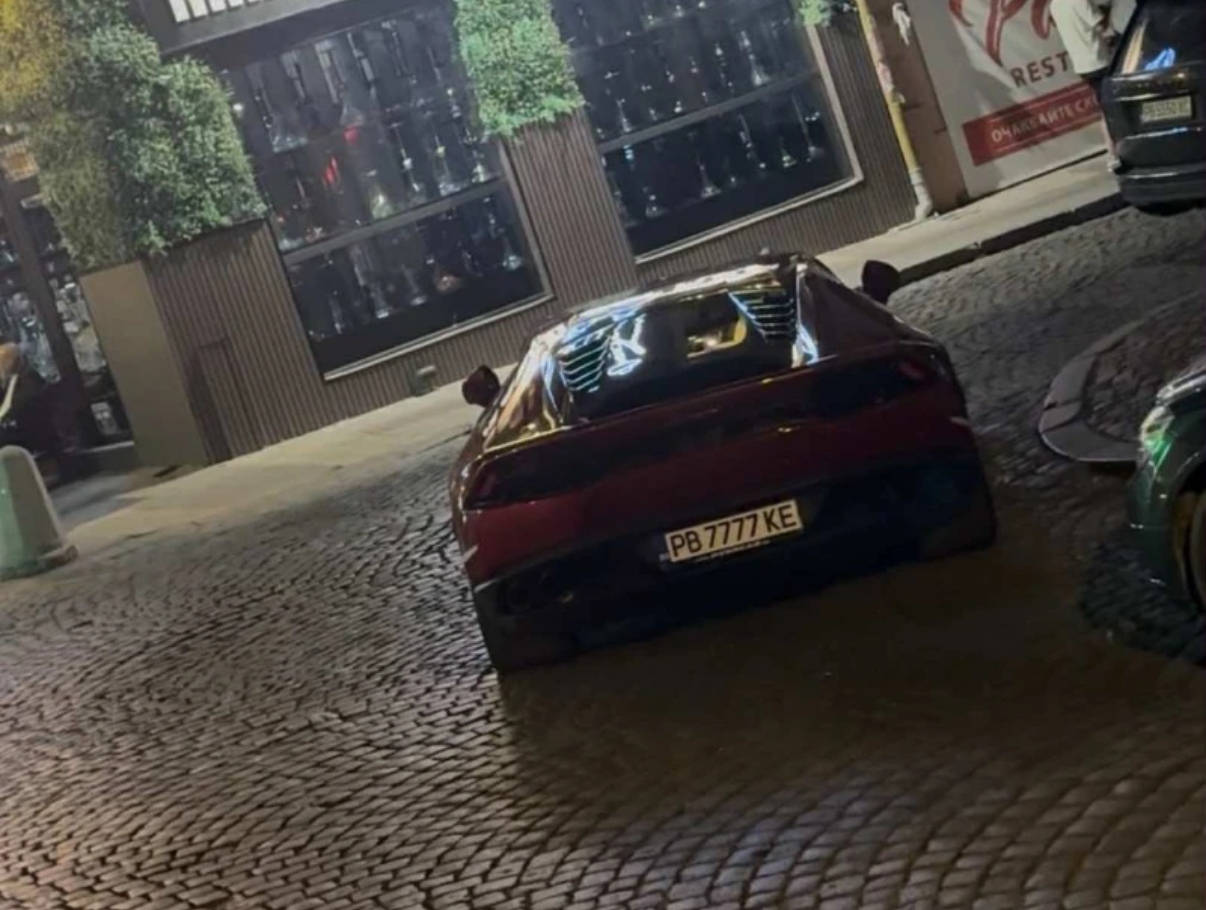 Червено Ламбо безпардонно затрудни движението по ул Железарска в квартал