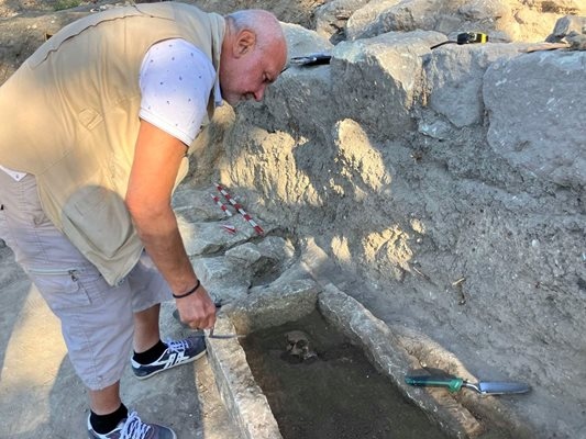 Археолози започнаха отварянето на първите гробове от новооткрития раннохристиянски некропол