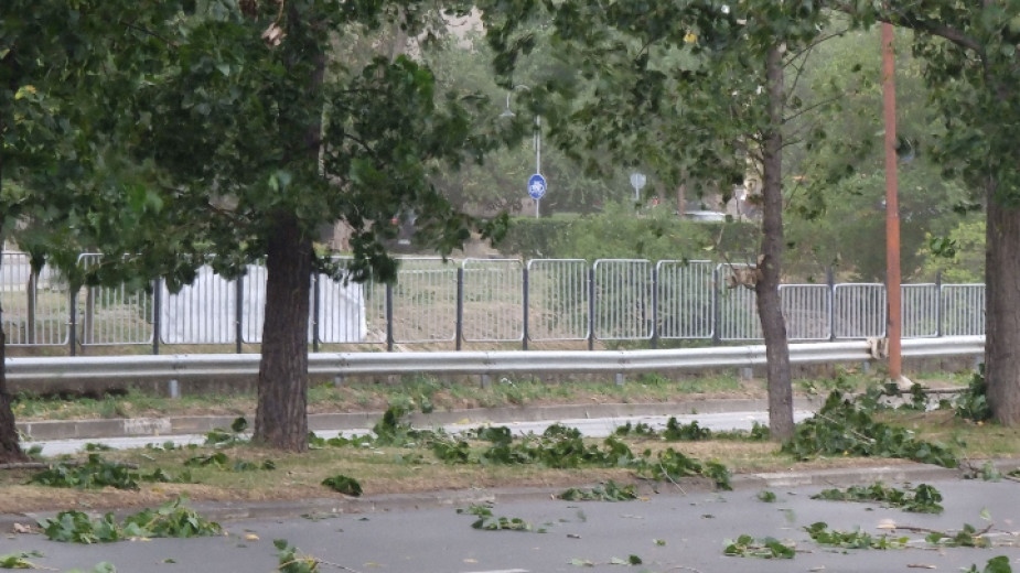 Буря силен вятър примесен с прах малко дъжд за