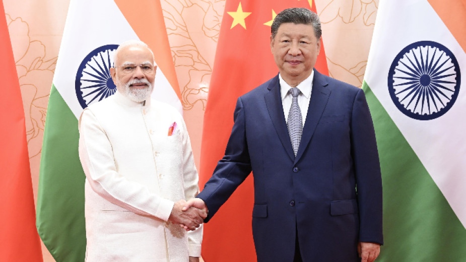 Китайският президент Си Цзинпин заяви в неделя пред индийския премиер