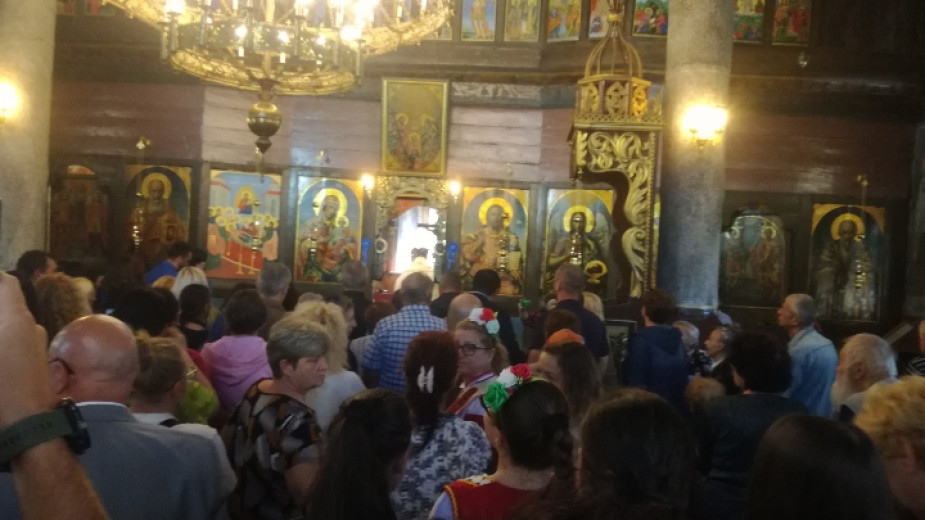 Храмът Успение на св Богородица в Бобошево се изпълни с миряни