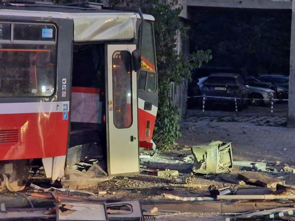 Трамвай управляван безконтролно от младежи се удари в подлез в