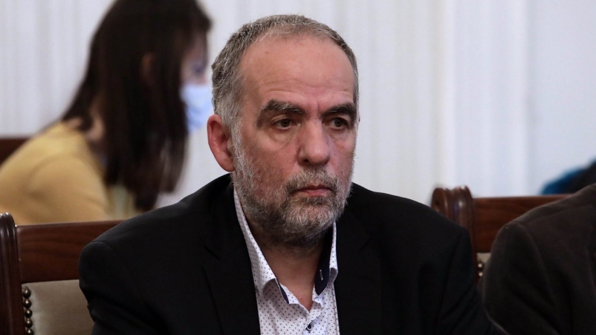 Тома Белев отново се опитва да влезе в ролята на