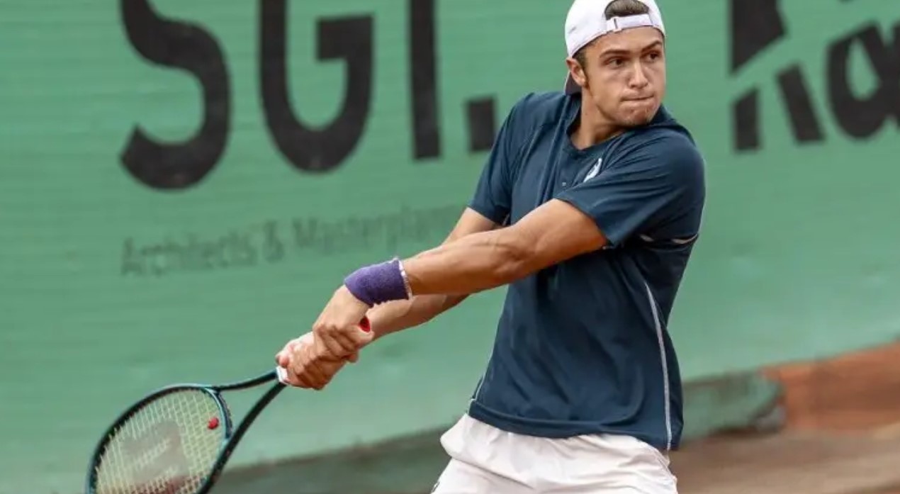 Александър Василев се класира за осминафиналите на сингъл при юношите