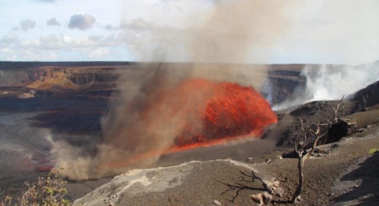 Вулканът Килауеа на Хаваите изригва лава от кратера на върха