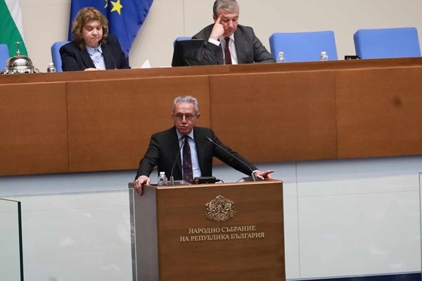 Времето в което три протеста сменяха правителства и се отиваше