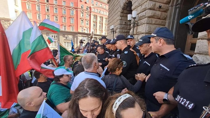 Демонстранти опитаха неуспешно да пробият кордона от полицаи около сградата
