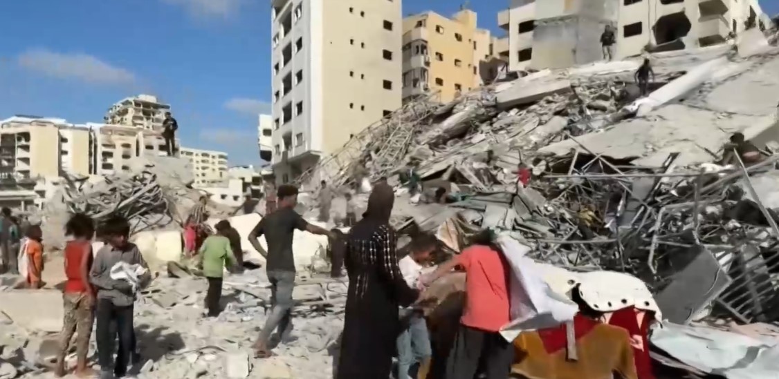 Израелските военни сринаха втора висока сграда в град Газа след